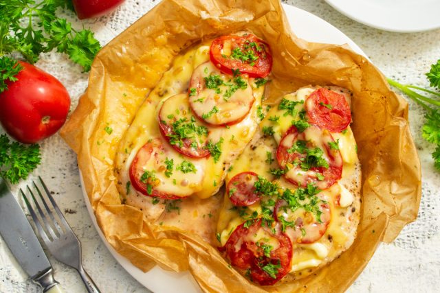 Куриная грудка с помидорами и сыром на сковороде Куриная грудка с помидорами и сыром на сковороде