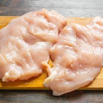 Отрезаем 2 больших куриных филе. Отрезаем 2 больших куриных филе.