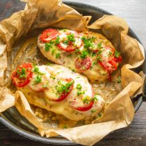 Готовую куриную грудку с помидорами и сыром посыпаем мелко нарезанной петрушкой и подаем на стол горячей. Готовую куриную грудку с помидорами и сыром посыпаем мелко нарезанной петрушкой и подаем на стол горячей.