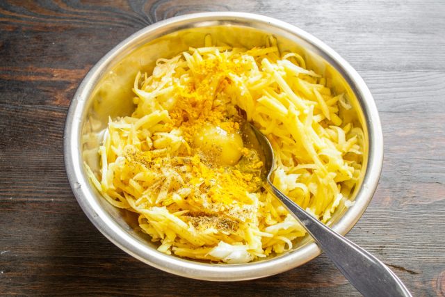 Насыпаем молотую куркуму. Насыпаем молотый черный перец по своему вкусу. Насыпаем молотую куркуму. Насыпаем молотый черный перец по своему вкусу.