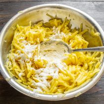 Насыпаем пшеничную муку, достаточно столовой ложки с небольшой горочкой. Насыпаем пшеничную муку, достаточно столовой ложки с небольшой горочкой.