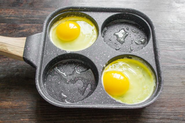 Разбиваем в сковороду два куриных яйца. Разбиваем в сковороду два куриных яйца.