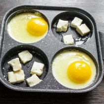 Творожный сыр нарезаем кубиками, выкладываем в свободные секции и поджариваем. Творожный сыр нарезаем кубиками, выкладываем в свободные секции и поджариваем.