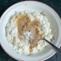 Насыпаем сахарный песок и молотую корицу. Насыпаем сахарный песок и молотую корицу.