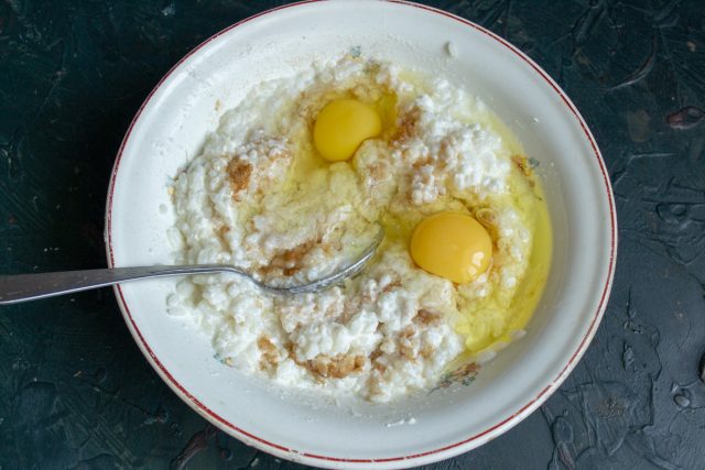 Разбиваем в миску два крупных куриных яйца и тщательно перемешиваем ингредиенты. Разбиваем в миску два крупных куриных яйца и тщательно перемешиваем ингредиенты.