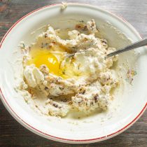 Разбиваем в миску крупное куриное яйцо. Разбиваем в миску крупное куриное яйцо.
