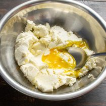 В глубокой миске смешиваем сухой творог, крупное куриное яйцо, соль и сахар. В глубокой миске смешиваем сухой творог, крупное куриное яйцо, соль и сахар.
