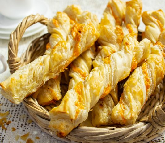 Сырные палочки из слоеного теста