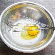 Наливаем в миску молоко, разбиваем куриное яйцо. Наливаем в миску молоко, разбиваем куриное яйцо.