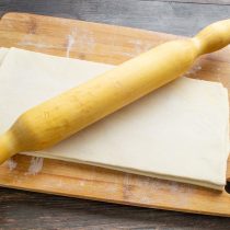 Скалкой аккуратно раскатываем тесто в одном направлении. Скалкой аккуратно раскатываем тесто в одном направлении.
