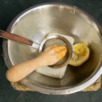 Смешиваем лимонный сок и сухой творог. Смешиваем лимонный сок и сухой творог.