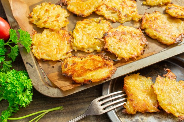 Драники из картофеля с луком в духовке Драники из картофеля с луком в духовке