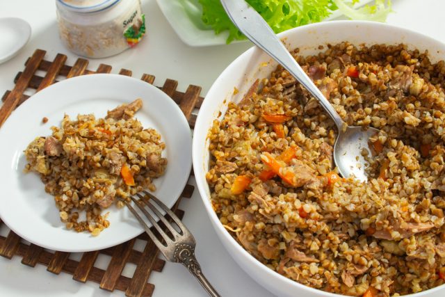 Гречка с куриной тушенкой в духовке