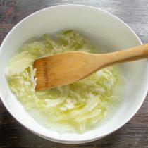 Нарезаем небольшими кубиками луковицу, высыпаем нарезанный лук в форму.