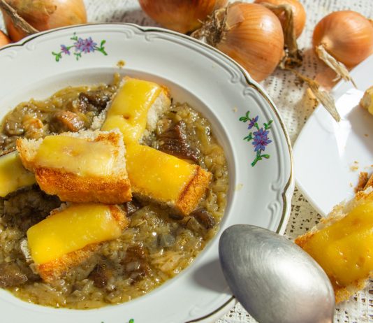 Луковый суп с грибами