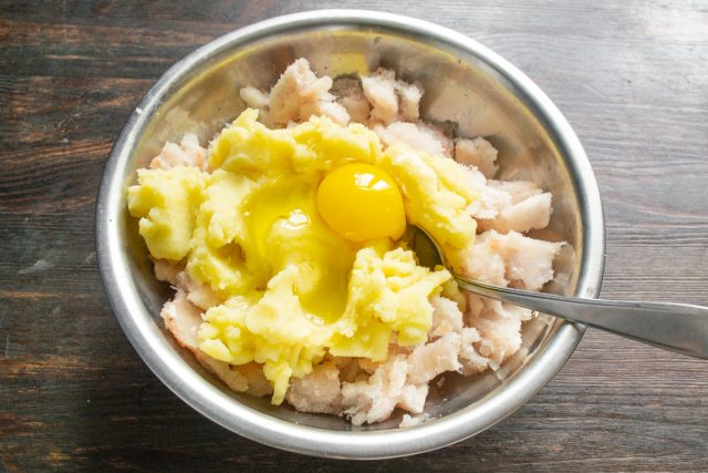 Разбиваем в миску куриное яйцо.