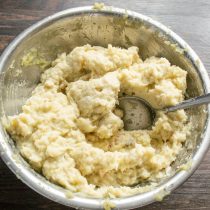 Чем лучше вымесить фарш, тем вкуснее получатся биточки.