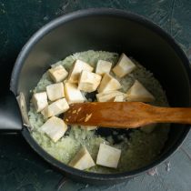 Очищаем от кожуры корень сельдерея, нарезаем крупными кубиками.