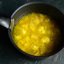 Варим на маленьком огне 40 минут, в конце варки солим по вкусу.