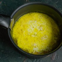 Снимаем кастрюлю с огня, вливаем жирные сливки.