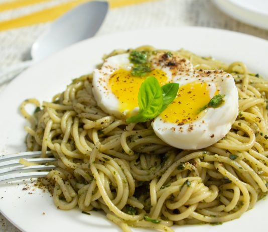 Спагетти с песто и яйцом