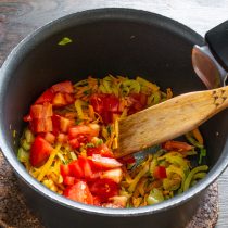 Спелый красный помидор нарезаем небольшими кубиками, бросаем в кастрюлю. Спелый красный помидор нарезаем небольшими кубиками, бросаем в кастрюлю.