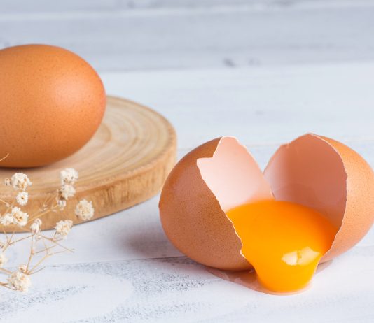 Яркие желтки у куриных яиц: о чем говорит цвет и как его добиться.