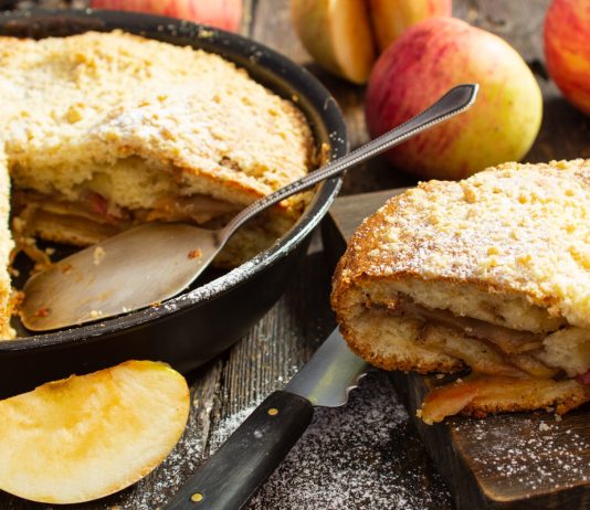 Заливной яблочный пирог с майонезом и сметаной