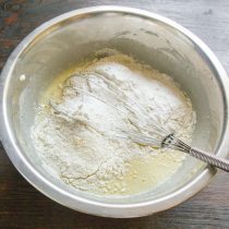 Насыпаем пшеничную муку, пищевую соду и разрыхлитель теста.