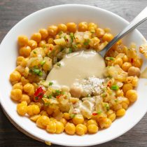 Добавляем кунжутную пасту тахини и морскую соль по вкусу. Добавляем кунжутную пасту тахини и морскую соль по вкусу.