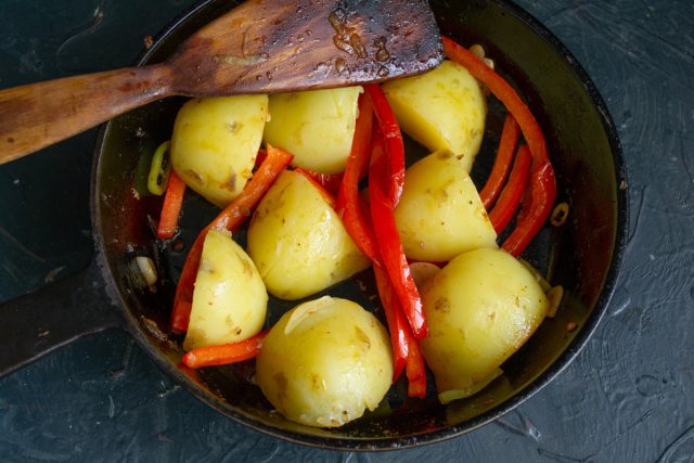 Кладём в сковородку отваренный молодой картофель, наливаем оливковое масло первого холодного отжима сорта EXTRA VIRGIN. Кладём в сковородку отваренный молодой картофель, наливаем оливковое масло первого холодного отжима сорта EXTRA VIRGIN.