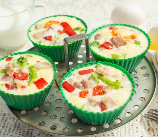 Омлет с ветчиной и овощами на пару