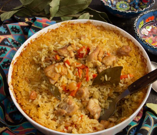 Рассыпчатый плов с курицей в духовке