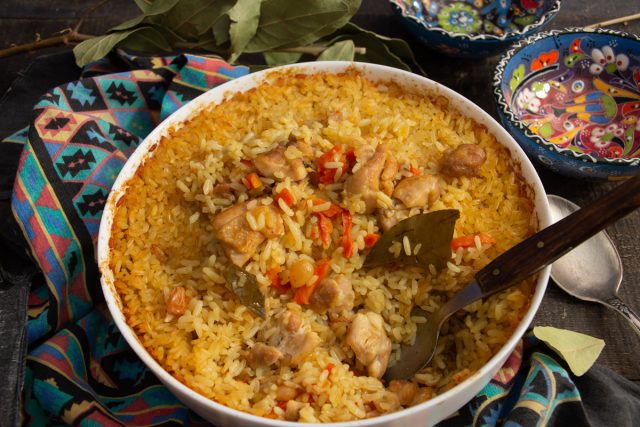 Рассыпчатый плов с курицей в духовке
