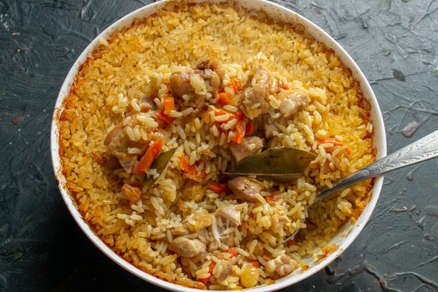 Рассыпчатый плов с курицей в духовке готов, подаём горячим.