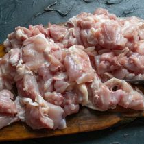 Нарезаем мясо кубиками размером примерно 3 сантиметра.