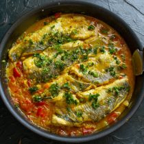 Снимаем сковороду с огня, посыпаем блюдо порезанной кинзой.