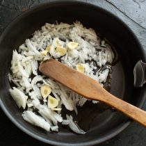 Режем мелко репчатый лук. Дольки чеснок нарезаем тонкими ломтиками.