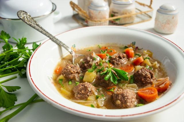 Суп с фрикадельками и орехами