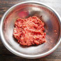 Руками вымешиваем фарш несколько минут.