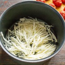 Белокочанную капусту шинкуем узкими полосками.