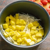 Две небольшие картофелины очищаем от кожуры, нарезаем кубиками.