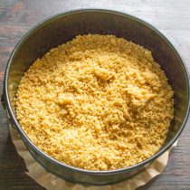 Высыпаем песочные крошки с маслом и молоком.