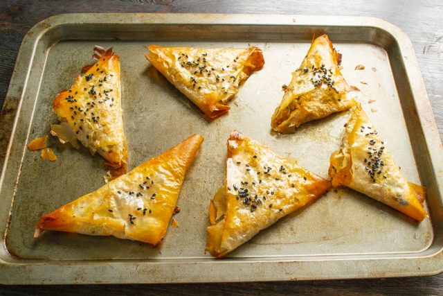 Вегетарианская самса с булгуром – пирожки, которые вкусно съесть сразу с пылу с жару.