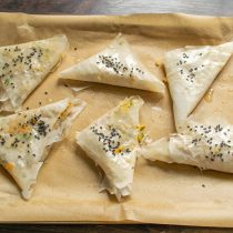 Посыпаем пирожки кунжутом, цвет семян кунжута значения не имеет, используйте что есть под рукой.