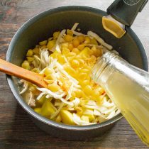 Вливаем куриный или мясной бульон.