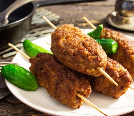 Колбаски из говядины на шпажках