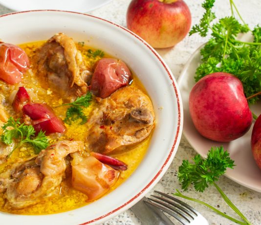 Запеченные в рукаве куриные бедра в медовом соусе