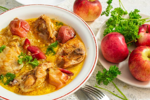 Запеченные в рукаве куриные бедра в медовом соусе
