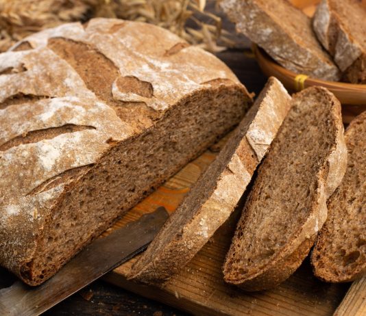 Ржаной хлеб на закваске с медом и тмином